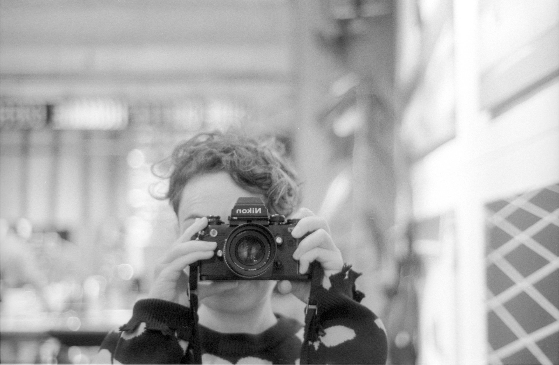 Анастасия с плёночной камерой Nikon